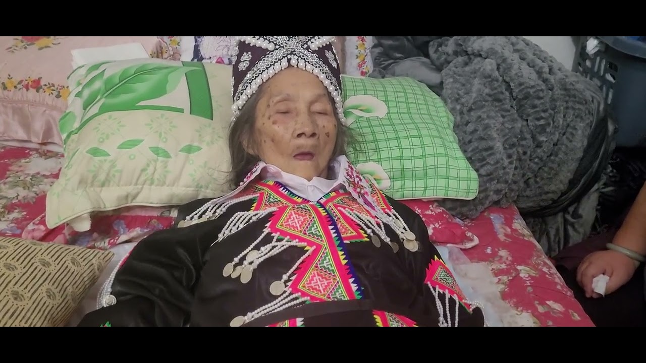 17.11.2025 г. Женщины в больнице носят одежду народа хмонг.