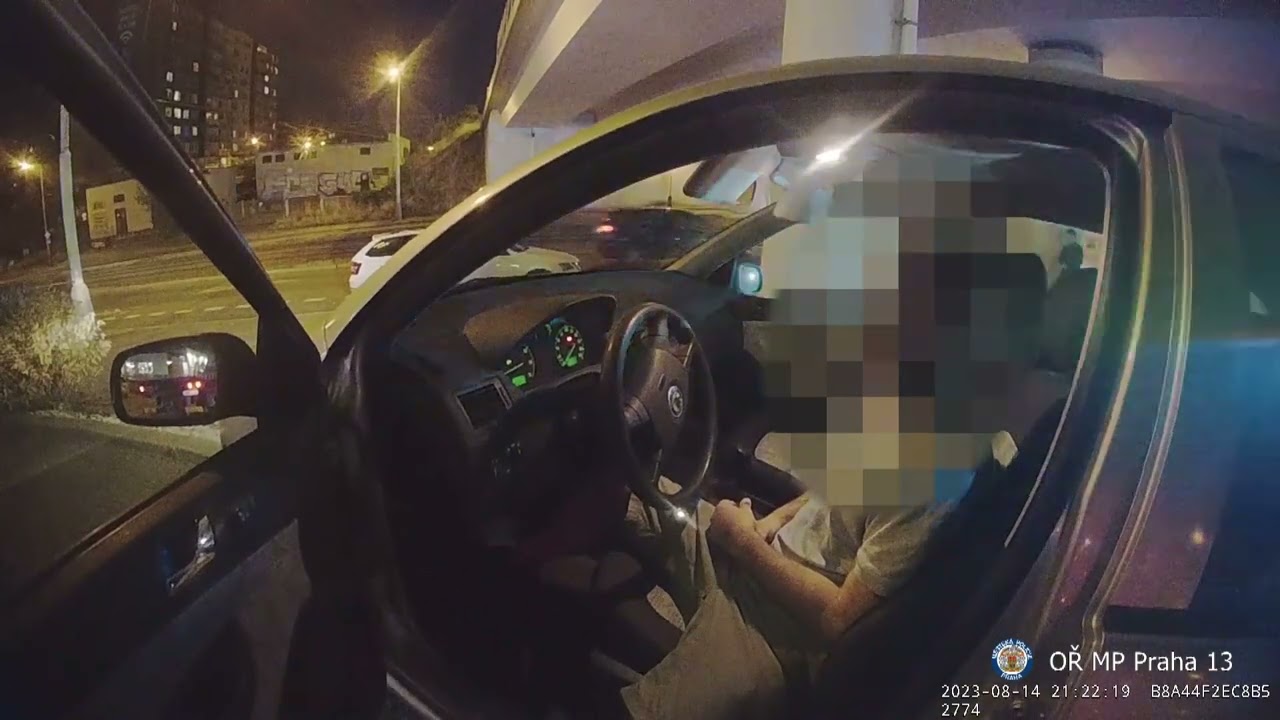 OPILÝ ŘIDIČ SE V PRAŽSKÝCH ŘEPÍCH POKOUŠEL VYJET Z KAMENÍ