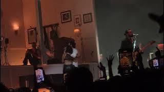 The 1975 Matty Healy kissing a fan in Las Vegas