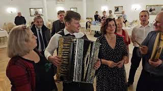 Wzruszająca PIOSENKA "Jestem MŁODZIUSIEŃKA lecz Smutne Serce MOJE"  z Liderem Kapeli można POŚPIEWAĆ