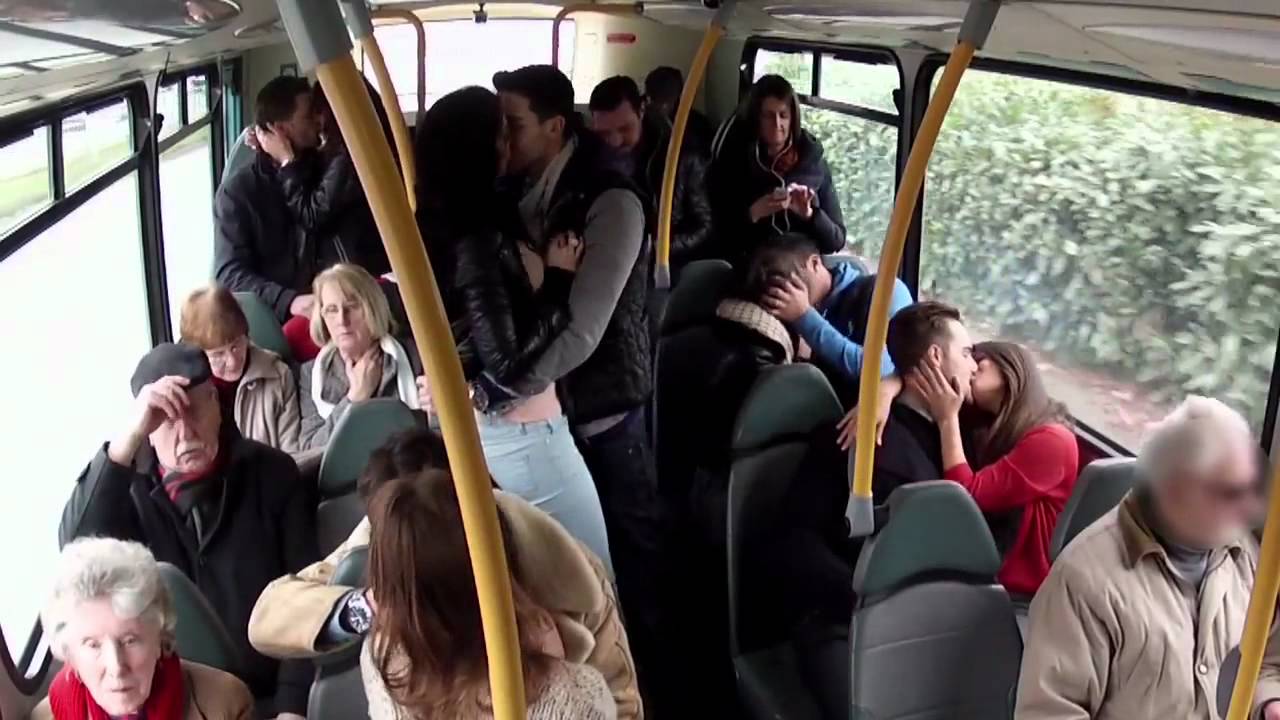 Японские девушки в общественном транспорте. Парень в автобусе. Толпа людей в автобусе. Прижался к девушке в автобусе. Прижимается в транспорте к девушке.