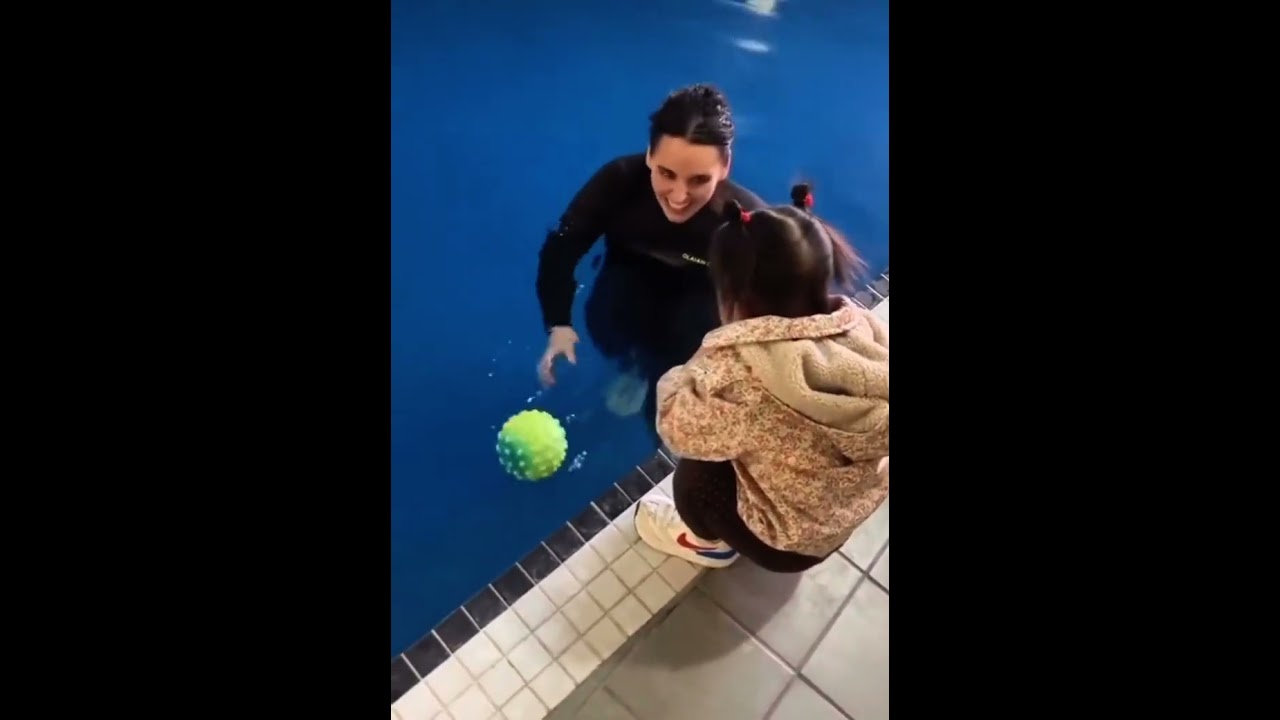 نودز رقص! 🔞 مدربة سباحة صادمة ترمي الطفل في الماء لتعليمه السباحة! (تدريب أم تهور؟) 