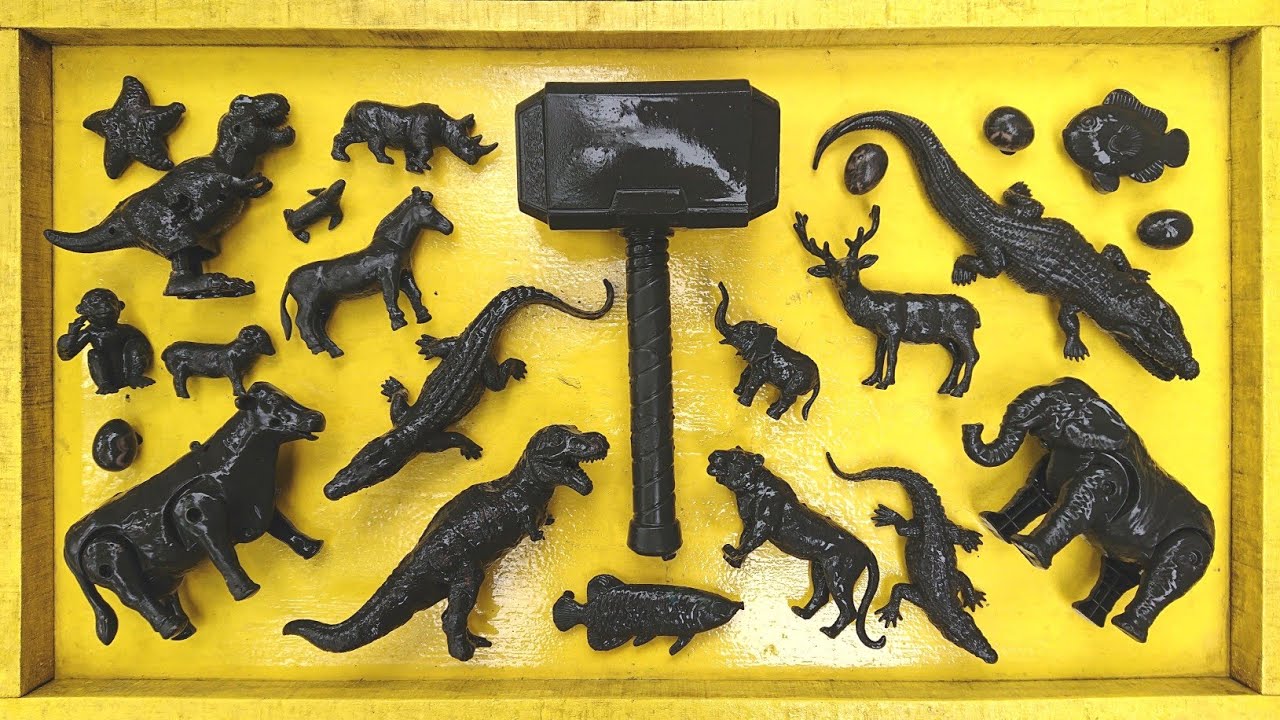 membersihkan mainan hewan buaya, sapi, gajah, bebek, ayam, angsa, kuda, kerbau, kucing, monyet, unta