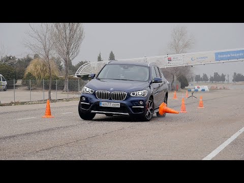 BMW X1 2015 - Maniobra de esquiva (moose test) y eslalon | km77.com
