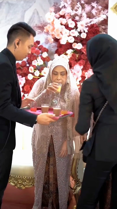 The importance of offering food to the bride and groom at the wedding altar by WA Wedding Planner