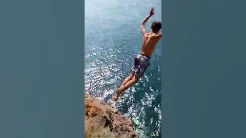 Парень разбился, прыгнув со скалы