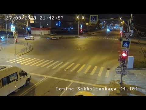 Зелёный автобус в Южно-Сахалинске снёс бампер Audi