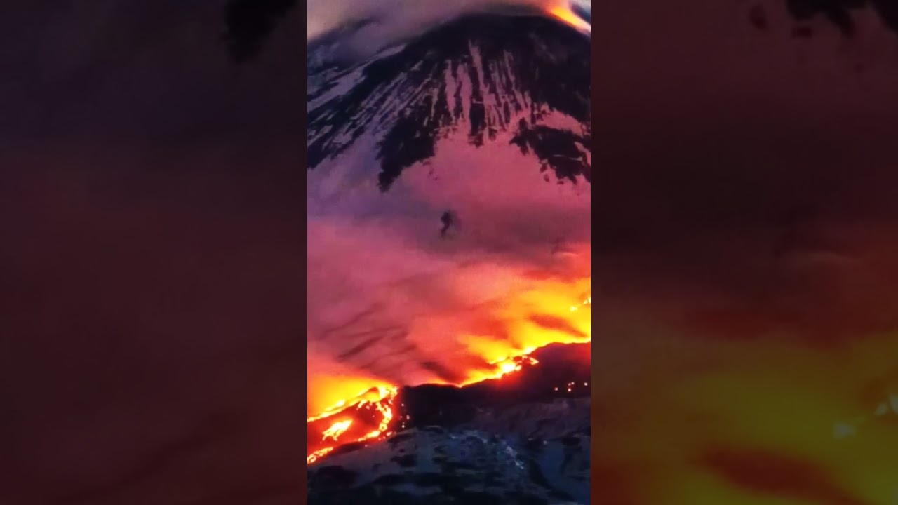 Etna neve e fuoco  volcan