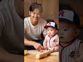 可愛い大混乱 👶💕 おもちゃ散乱でもパパは笑顔 😍