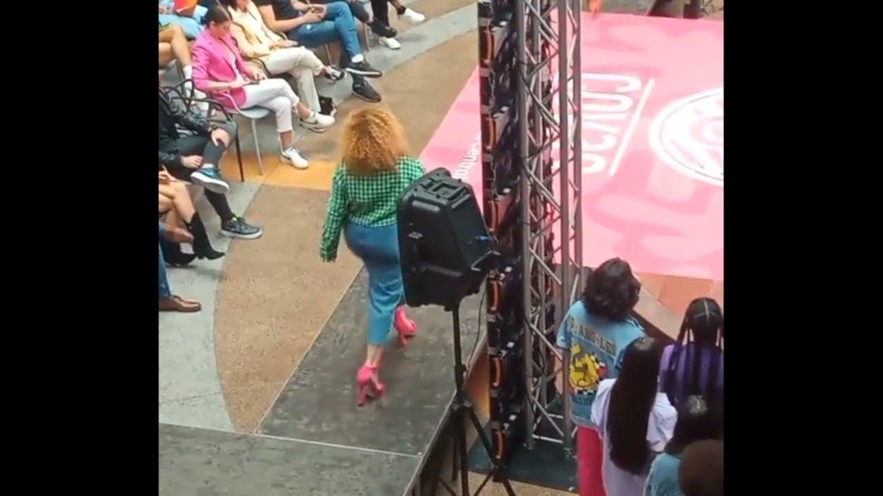 Model in pink high heels FALLS during a Venezuelan Fashion Show Spring/Summer 2023 YouTube