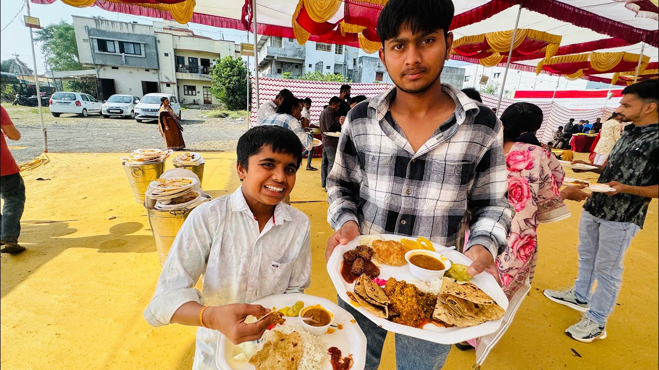 Ye Dono sadii me khana dhush rahee hee..😯