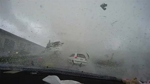 ¿Se puede huir de un tornado en coche?