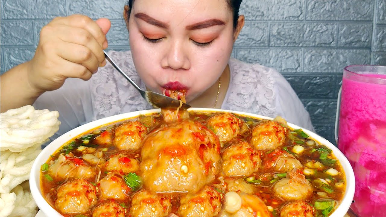 Pedas nya bakso urat tenis sapi pake bihun sambal pedas satu mangkok,ice buah Mukbang