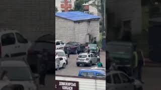 Працівники КП відбивають свого колегу якого бусифікували ТЦК шники  м. Новояворівськ, Львівської обл