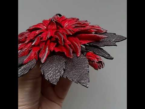 Брошь из кожи