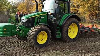 Praca ciągnikiem John Deere 6120M na szkolnej działce Zespołu Szkół CKR w Starym Lubiejewie.