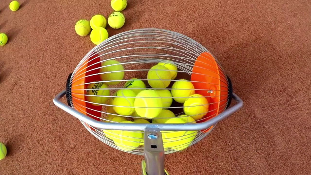 Игры с теннисными шариками. Приспособление для сбора теннисных мячей. Сборщик мячей теннис. Теннисный корт корзина с мячами. Теннис приспособление.