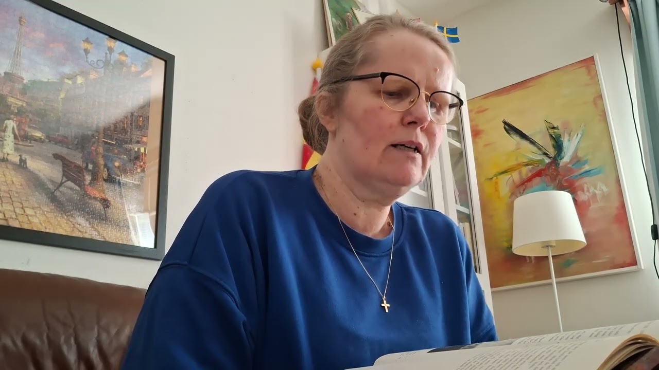 Hanna läser i Johannes Uppenbarelse kapitel 22. 