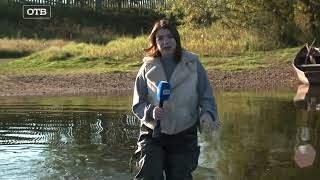Угарное видео, как журналистка упала в водоем в одежде