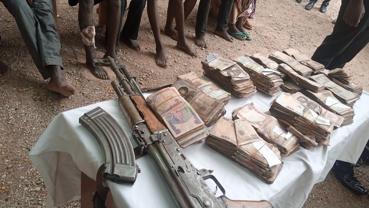 An kama uba da ɗa da zargin kai ma ƴan ta'adda bindigogi ciki daji a kan naira dubu 100 duk AK-47 1