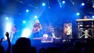 Video thumbnail of "J. Karjalainen - Tähtilampun alla (Joensuu Ilosaarirock 13.7.2013)"