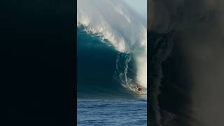 Using my skimbord to skim Giant Waves ???? #skim #giantwaves #extreme #redbull #lucasfink #viral