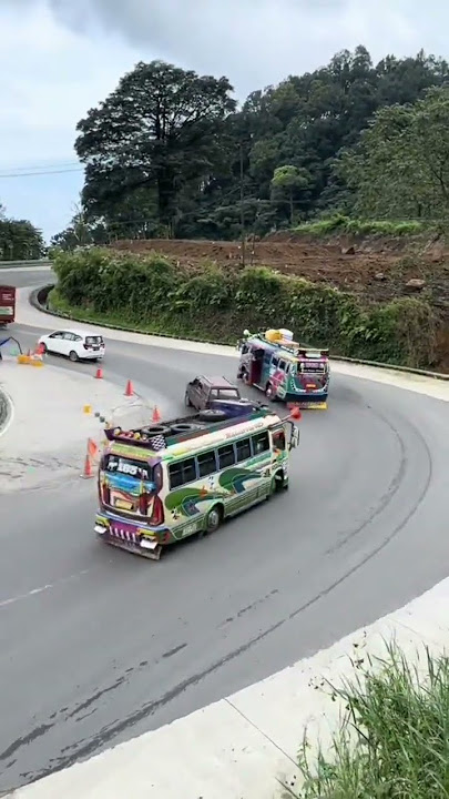 Skill Dewa Sopir Bus Berastagi: Lincah di Tikungan Maut