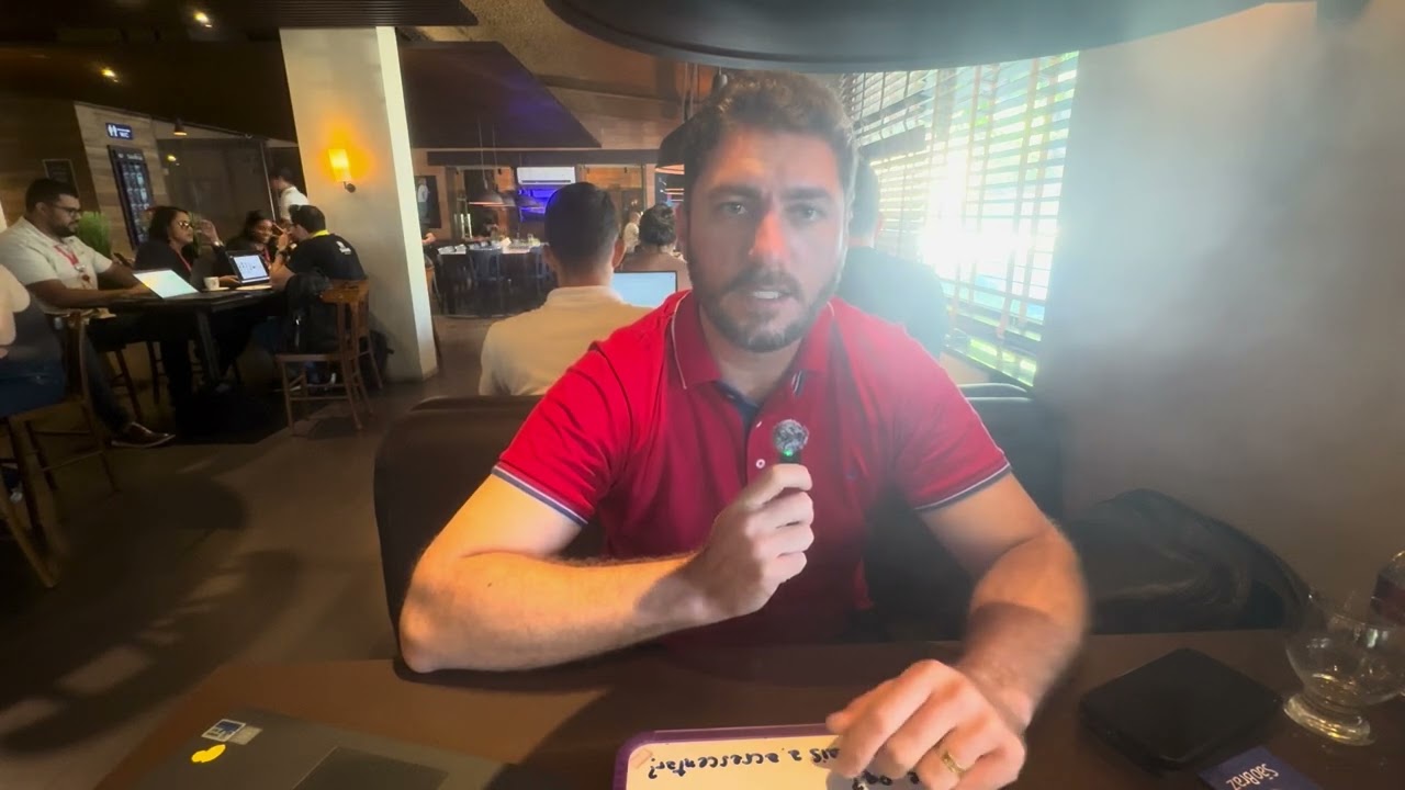 Aluno gravando depoimento sobre as aulas de inglês