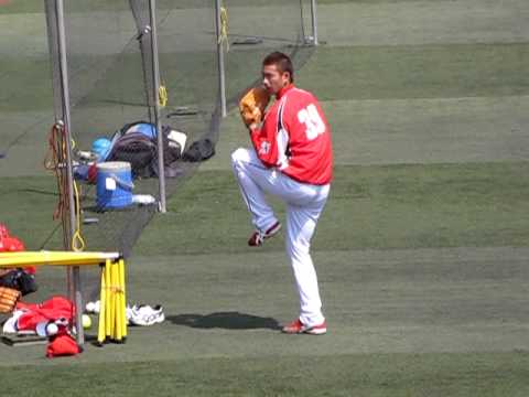 2010年4月11日　広島・梅津投手のキャッチボール