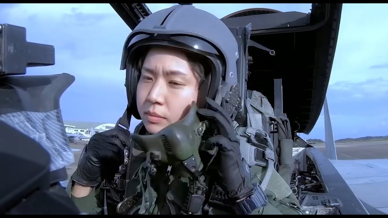 日本初の女性戦闘機パイロット Japan S First Female Fighter Pilot Youtube