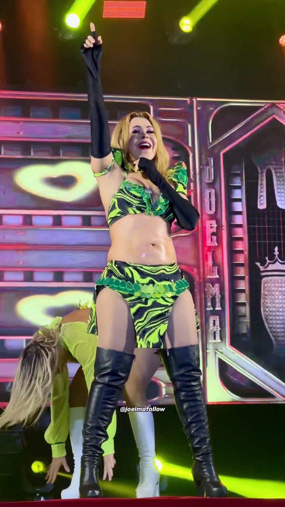 Joelma deixa barriguinha à mostra e arrasa na coreografia