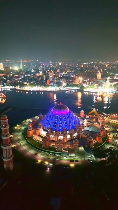 Masjid 99 kubah dengan latar belakang kota makassar
