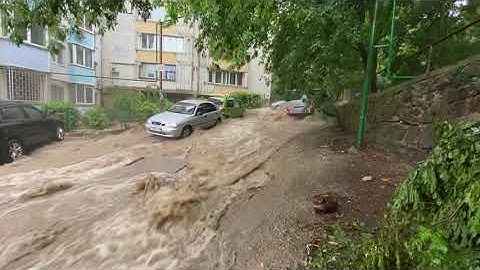 В Ялте улицы превратились в реки! За ночь и день выпала 3 месячная норма осадков. #Ялта18июня2021