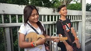 Pengamen jalanan manda menyanyikan lagu persija kemenangan kita