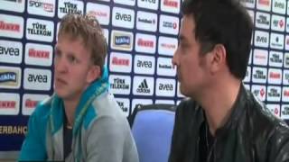 Dirk Kuyt Ve Ersin Düzen In Playstation Kapışması