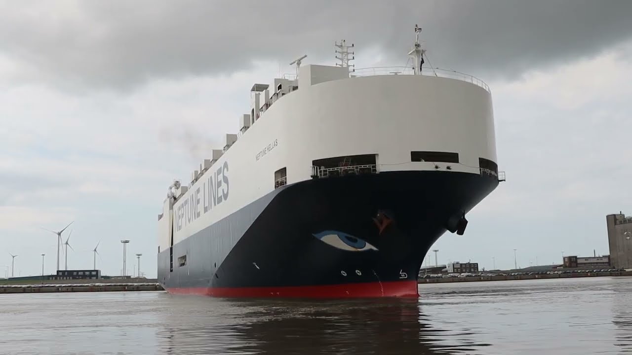 Neptune Hellas & Saga Fortune  einlaufend Emder Hafen / 15Juni2025