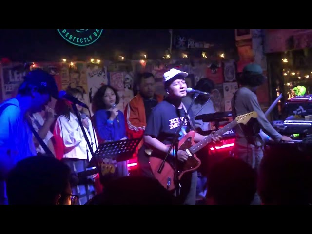 Efek Rumah Kaca - Jatuh Cinta Itu Biasa Saja (Live at Duck Down Bar, Jakarta 20/5/2024) class=