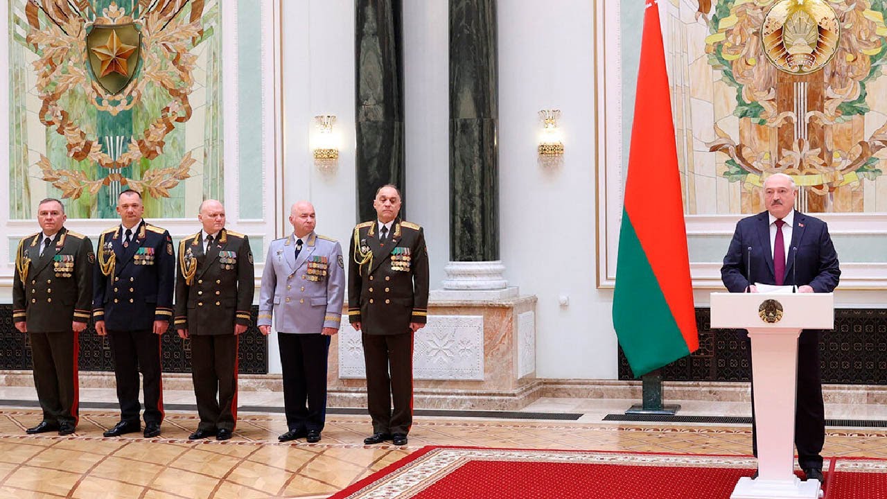 Лукашенко вручил государственные награды военнослужащим