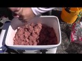堤防でアミエビとダイワ4倍コマセを混ぜてマキエサをつくる。ボリュームも増え、粘りでまとまりがよく、遠投できます。　和歌山　釣太郎　#集魚剤#波止釣り#餌の作り方