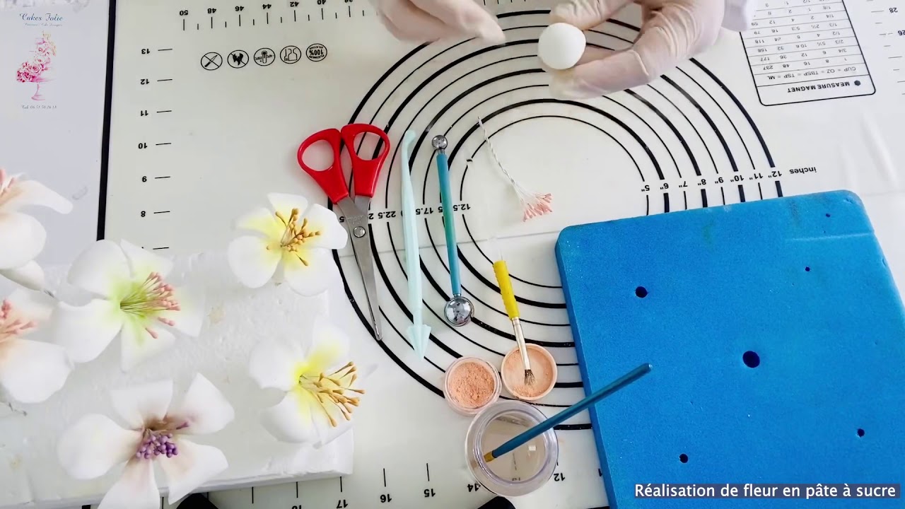Réalisation de fleurs en pâte à sucre