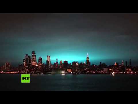 Luz azul ilumina el cielo de Nueva York (y no fueron extraterrestres)