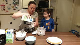 Toprak Annesi Ile Birlikte Ebru & Ozan Için Doğum Günü Pastası Yapıyor