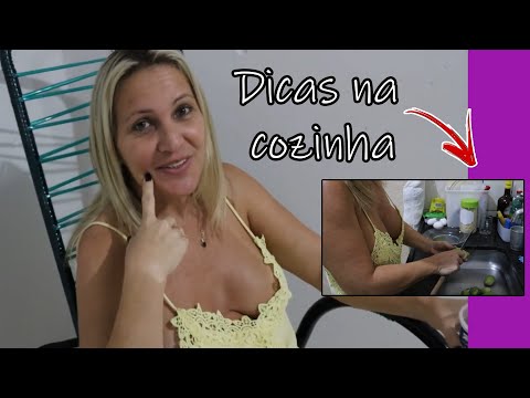 Loira na cozinha