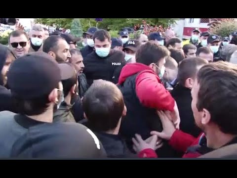 ხმაური და დაპირისპირება აჭარის მთავრობის სახლის მიმდებარე ტერიტორიაზე