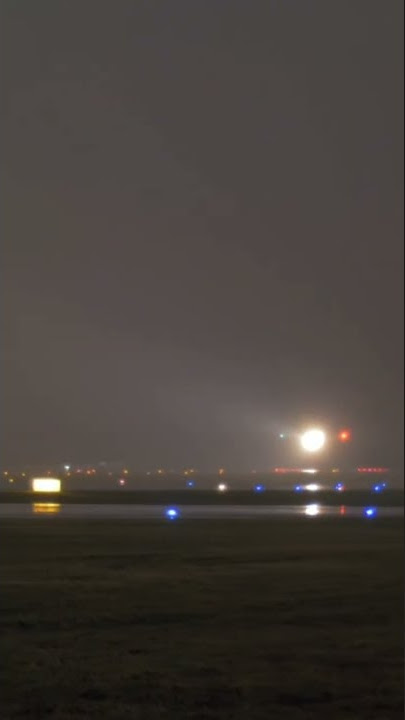 melihat pesawat landing di malam hari #shorts