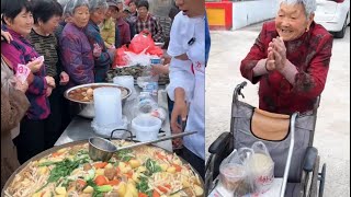 Cooking 300 pounds of braised chicken legs with potatoes for rural elders