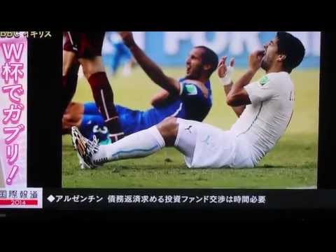 サッカー試合で噛みつく選手 Biter Luis Suarez Ver 2 Youtube