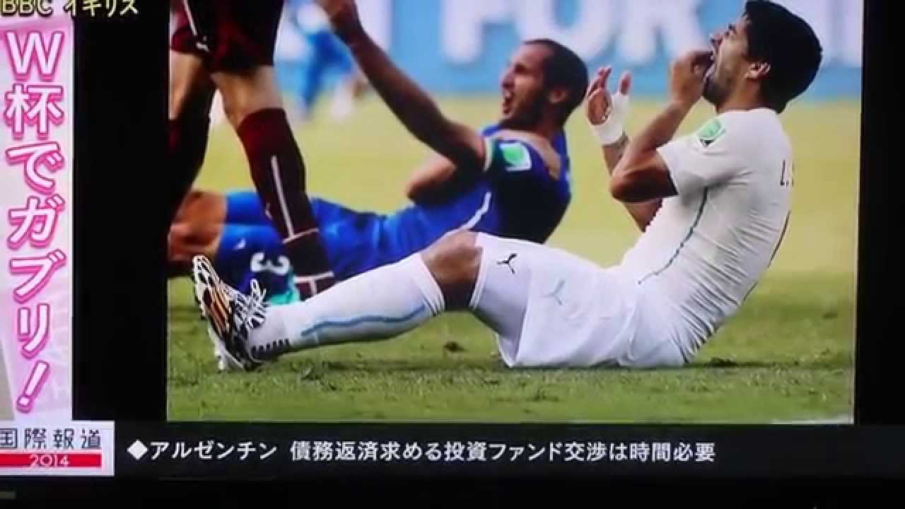 サッカー試合で噛みつく選手 Biter Luis Suarez Ver 2 Youtube