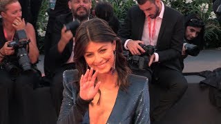 La madrina Alessandra Mastronardi sul Red Carpet di Venezia