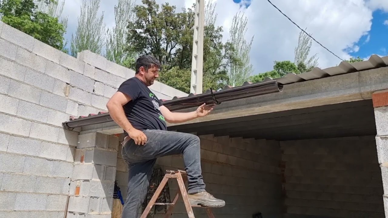 Mientras las vacas están sesteando.Voy a ir poniendo el canalón.